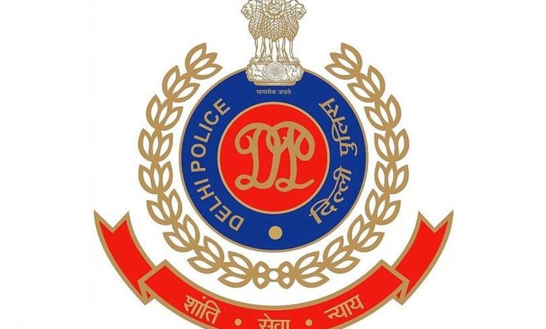 Delhi woman chases snatchers, nabs one & recovers her phone