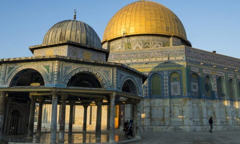 15 Palestinians held for waving Hamas flags on temple mount