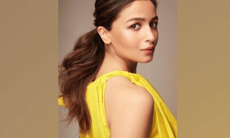 Mom-to-be Alia Bhatt looks elegant in her latest Instagram pics