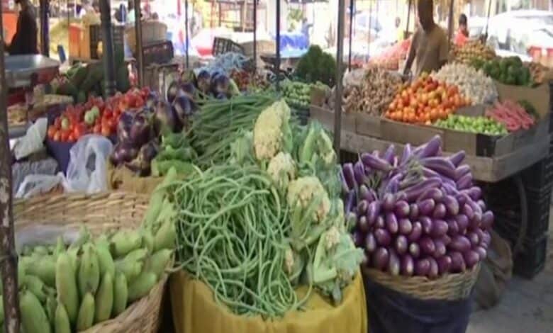Skyrocketing prices of vegetable at Kolkata retail markets before festive season