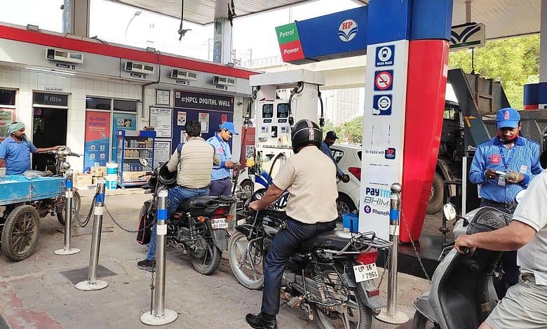 Drivers without helmets not allowed to refuel at petrol pumps in Indore