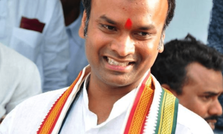 Anti-Savarkar remarks: Protests held in Maha against Priyank Kharge