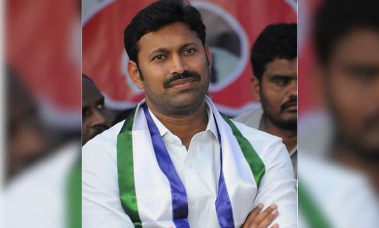 Kadapa MP Avinash Reddy reaches Hyderabad with mother