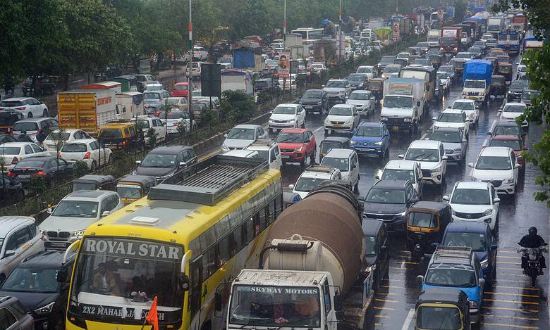 Hyderabad: Traffic police restricts large vehicles on roads
