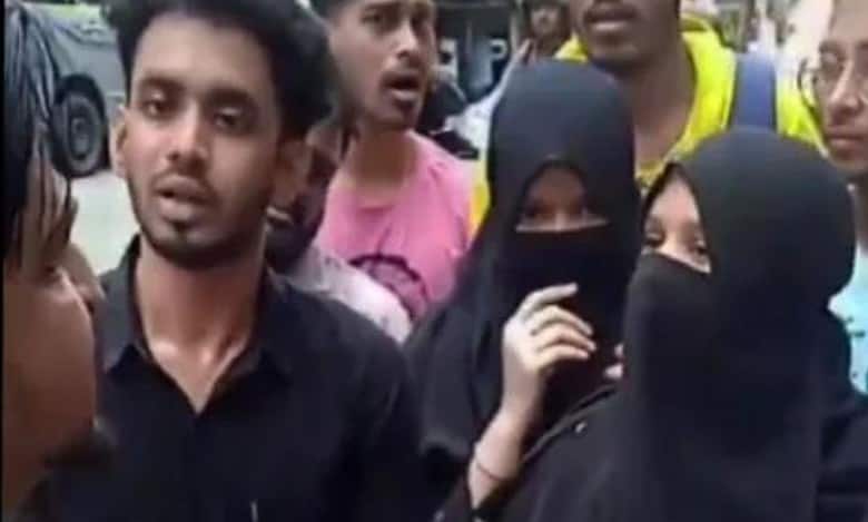 Girl in burqa stopped from entering Mumbai college, allowed after protest