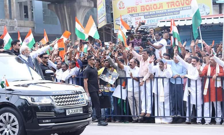 Karnataka BJP cadre welcomes Modi standing behind barricades; ‘Slavery’, says Cong