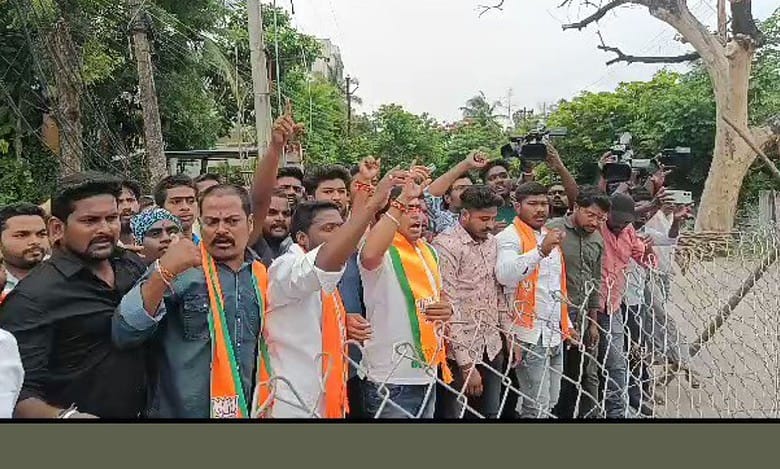 Telangana: BRS, BJP workers clash in Hanamkonda, several injured