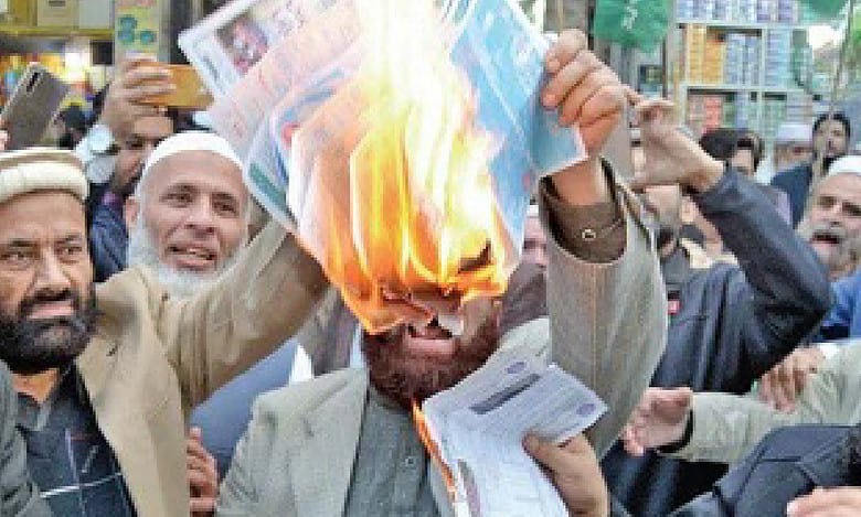 Pakistanis burn electricity bills, protest against imposed taxes