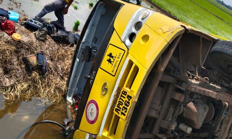 8 kids hurt as bus returning from I-Day event overturns in AP