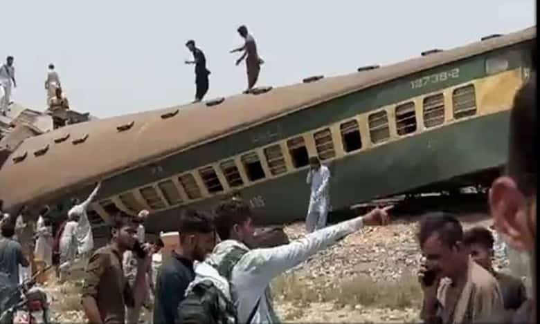 30 killed, nearly 100 injured in train accident in Pakistan