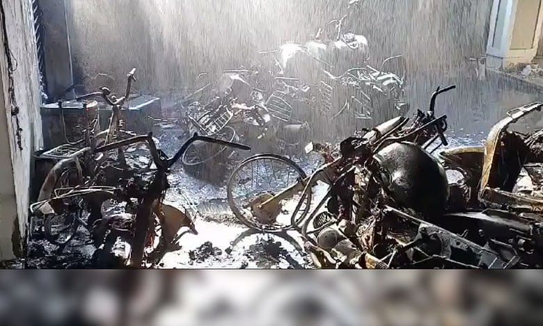 Hyderabad: Several vehicles gutted in fire at Upparpally residential apartments