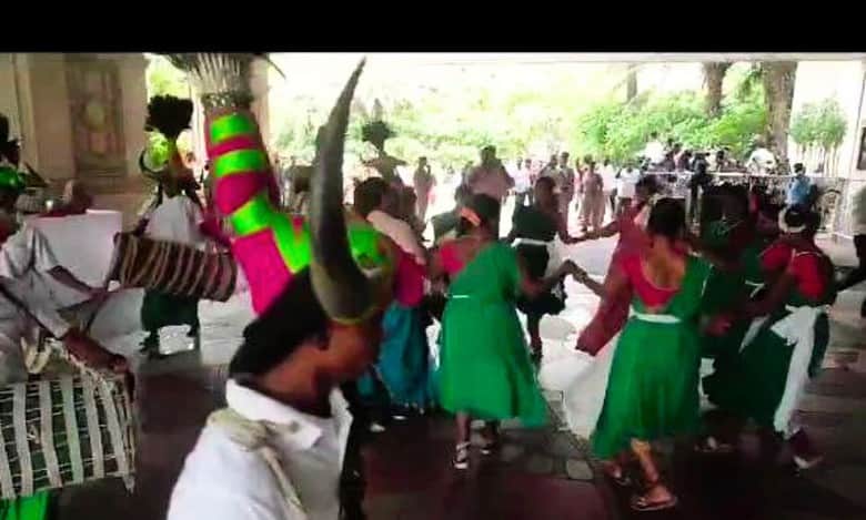Watch: Folk dancers welcome CWC delegated at Taj Krishna