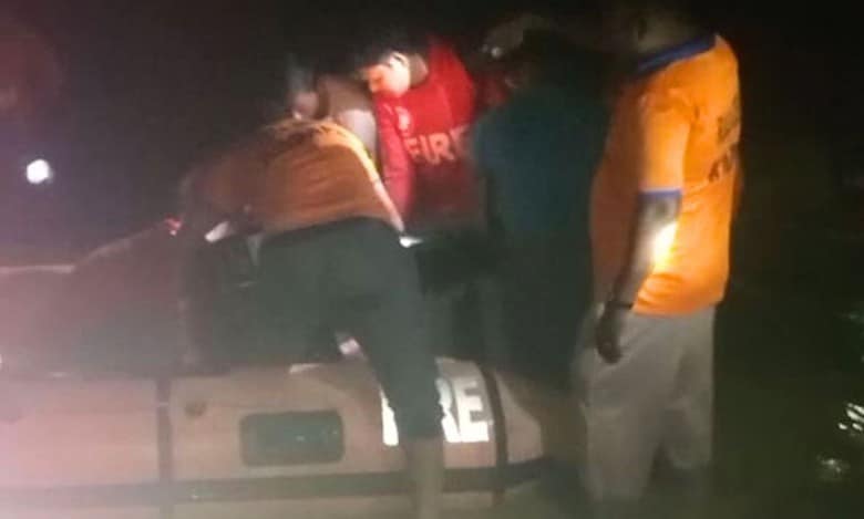 Andhra Pradesh: 8 youths trapped in floodwaters of River Penna rescued