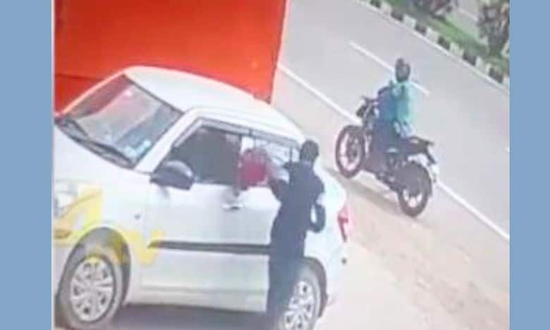 Watch: Burglars steal Rs 4.74L after breaking car window in Telangana