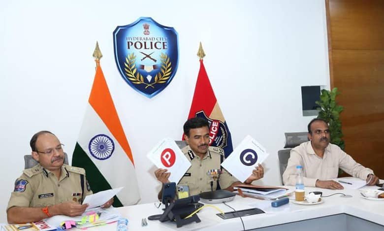 Hyderabad CP reviews arrangements for Ganesh Chaturthi festival