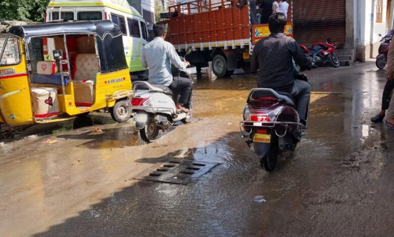 Hyderabad: Overflowing drain at Fateh Darwaza troubles residents, commuters