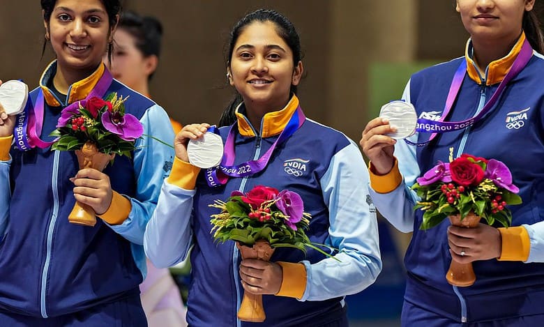 Indian women shooters Ramita Jindal (L), Mehuli Ghosh (C) and Ashi Chouksey