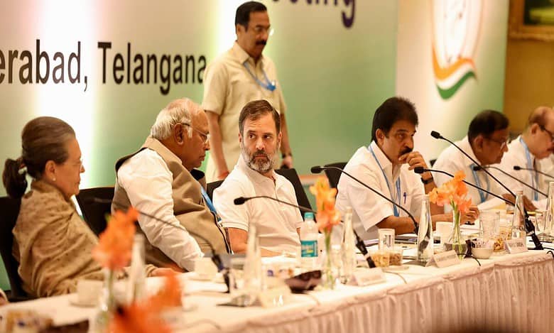 Unite and overthrow ‘dictatorial’ govt to save democracy: Kharge to Cong leaders