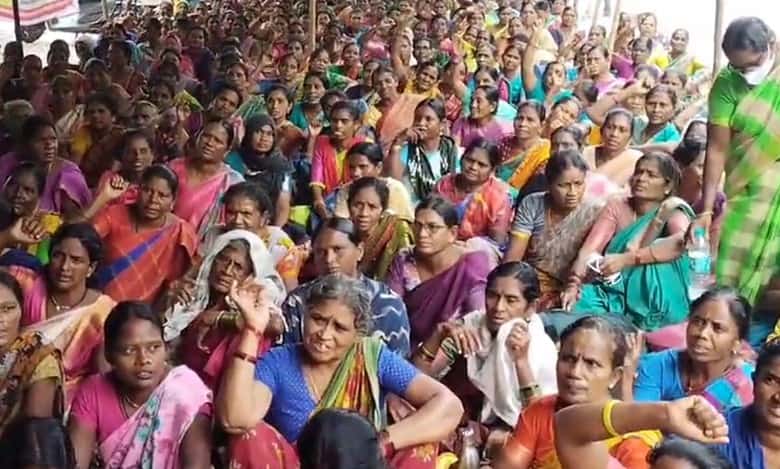 Telangana: Mid-day meal workers protest at Dharna Chowk for pending bills