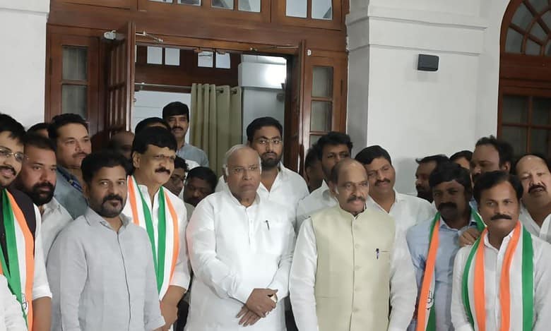Delhi: Rebel BRS MLA Mynampally officially joins Congress