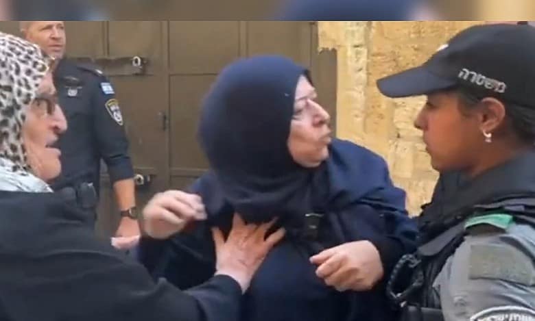 Video: Israeli forces brutally assault Palestinian worshippers at Al-Aqsa Mosque entrance