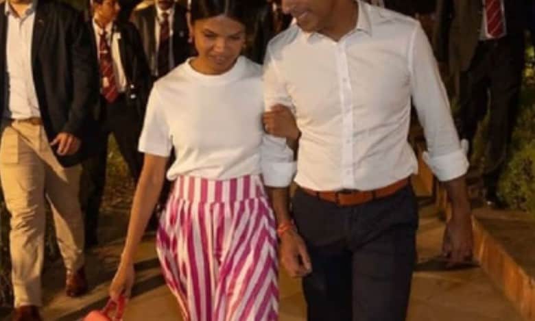 Rishi Sunak strolls on Delhi streets with wife Akshata Murthy