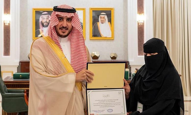 Saudi nurse honoured for helping road crash victims during her travel