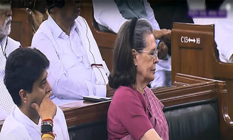 Scindia talks to Sonia Gandhi in Parliament’s Central Hall