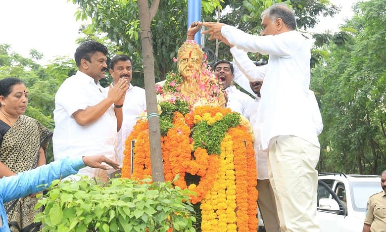 Telangana: Harish Rao pays tribute to Chakali Ilamma on her death anniversary