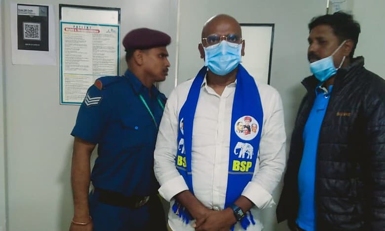 Telangana BSP chief pays visit to home guard who set himself ablaze