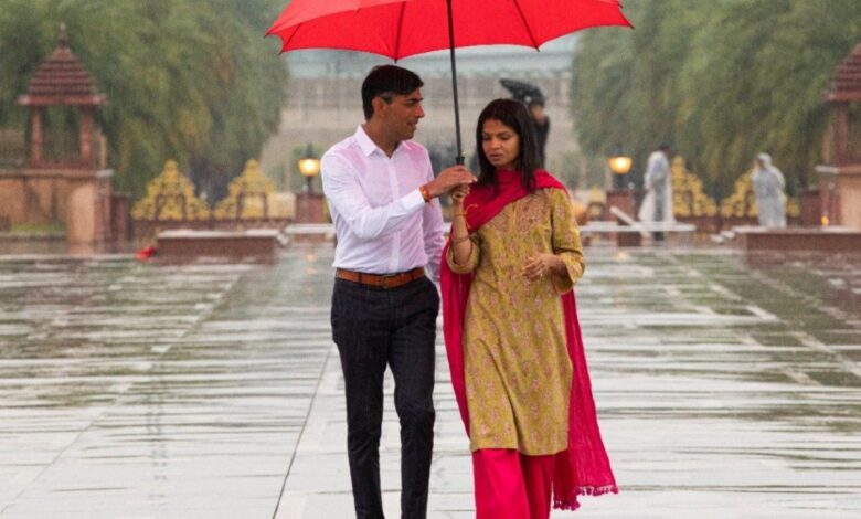 Rishi Sunak, wife Akshata’s ‘Pyar Hua Ikrar Hua’ moment in Delhi rain