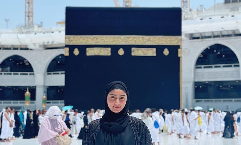 TV actress Sana Makbul performs her first Umrah, pics go viral