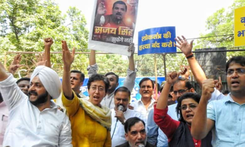 AAP protests against Sanjay singh's arrest