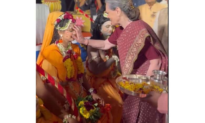 Congress party leader SOnia Gandhi at Red Fort on Dussehra