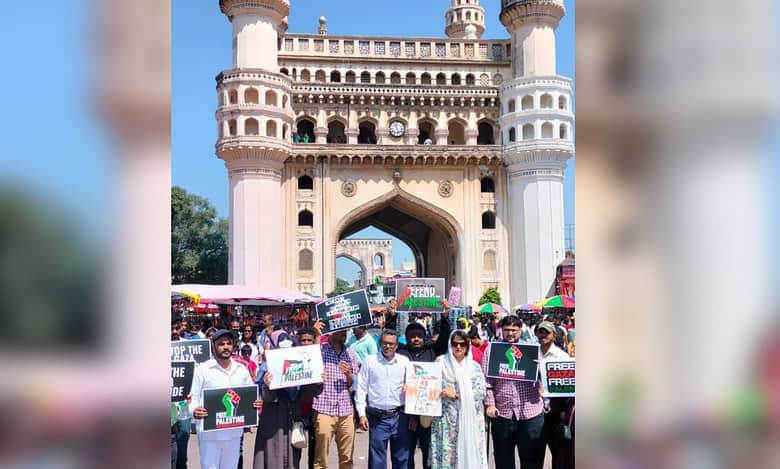 Hyderbad: Flash Protest at Charminar in support of Gaza
