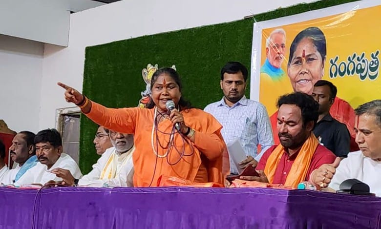 Hyderabad: Sadhvi Niranjan Jyoti gives veiled warning to Kavitha on 'corruption'