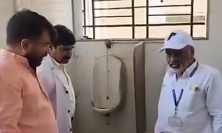 Case registered against Shiv Sena MP after he makes Nanded hospital dean clean toilet