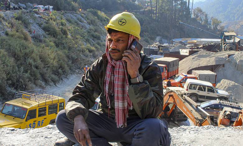 Setback at Silkyara tunnel, drilling to rescue trapped workers put on hold again