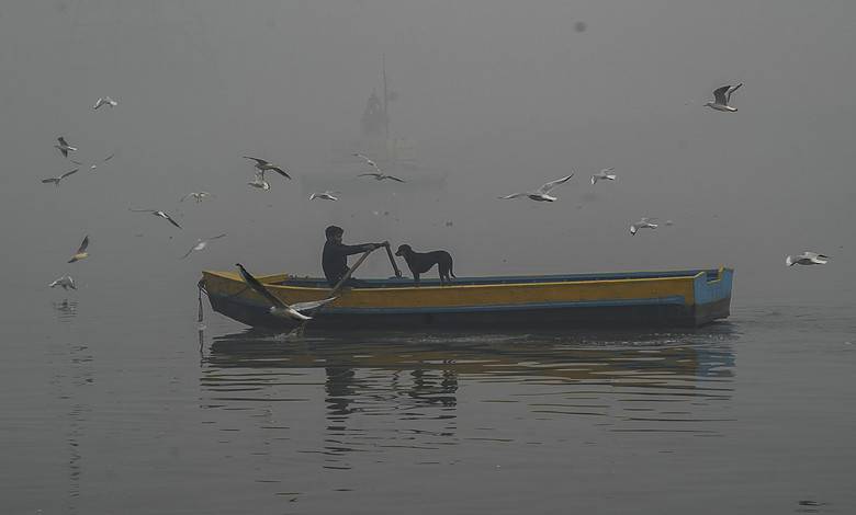 New Delhi: A man rides his boat on the Yamuna river on a hazy winter morning, in New Delhi, Sunday, Nov. 26, 2023. (PTI Photo/Manvender Vashist Lav)(PTI11_26_2023_000058B)