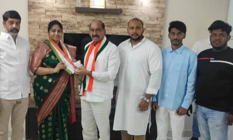 Telangana polls: Former TDP leader & actor Divyavani joins Congress
