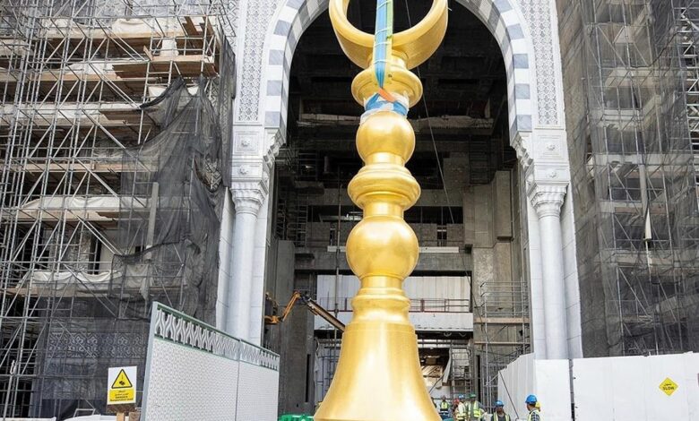 Saudi Arabia: Last golden crescent of Grand Mosque installed