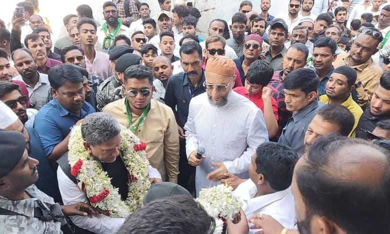 Hyderabad: Asaduddin Owaisi, Kausar Mohiuddin in Karwan for poll campaign