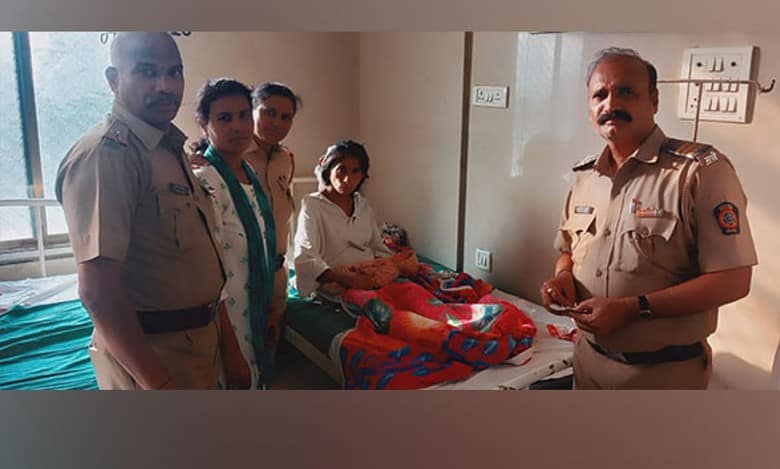 Mumbai: Woman delivers on street; cops rush her to hospital