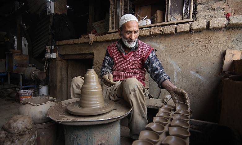In pics: Festival of lights brightens up Kashmiri potters’ business