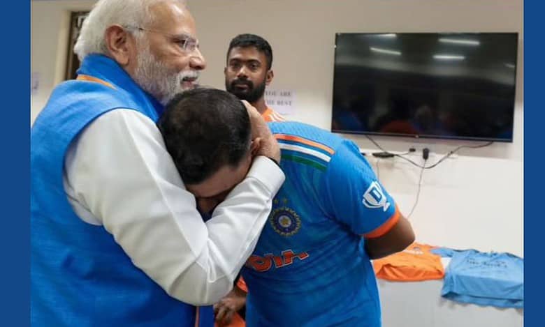PM Modi comforts Mohammed Shami with a hug after World Cup match