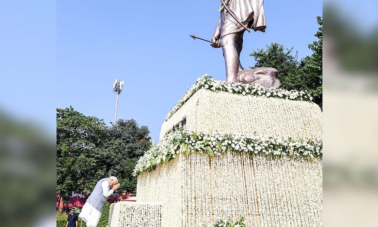 PM modi paid floral tributes to Birsa Munda