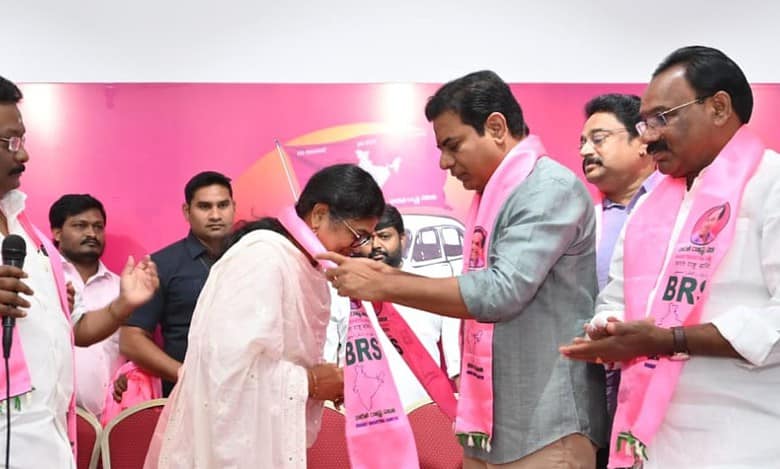 Telangana: Munugode Congress leader Palvai Sravanthi joins BRS