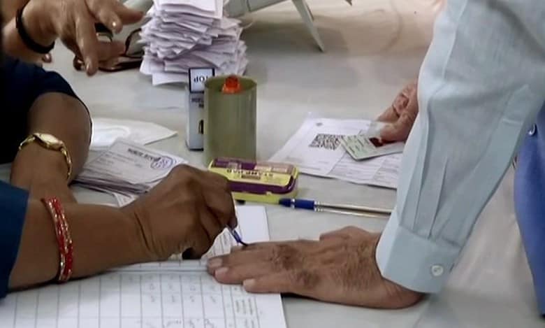 Queue status, waiting time at polling stations in Hyderabad