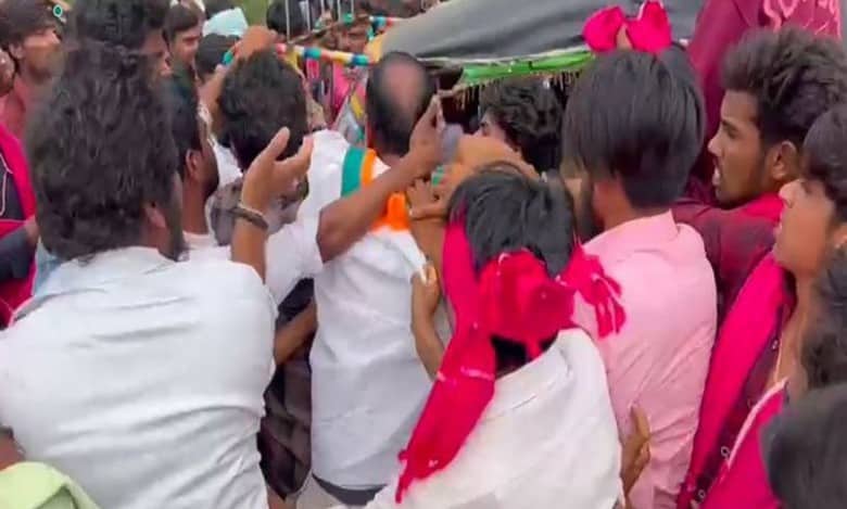 Telangana: Scuffle breaks out between BRS, BJP workers in Nalgonda