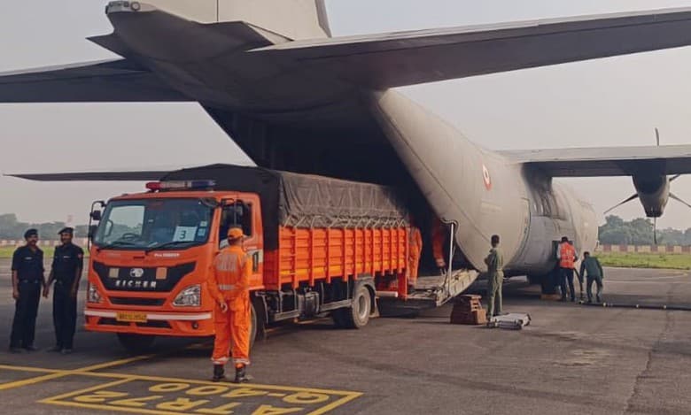 Second flight carrying 9 tonnes worth of emergency relief assistance lands in Nepal.